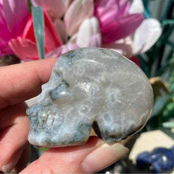 Small Moss Agate & Quartz Skull - Picture 7 of 13